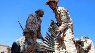 Soldados carregando munições na Líbia