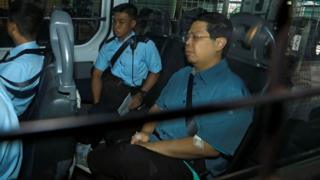 林子健(右)在警方押送下抵达香港九龙城裁判法院(17/8/2017)