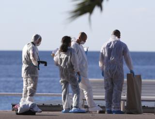 Los cuerpos siguen en el Paseo de los Ingleses, cuentan algunos testigos.