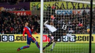 Leroy Fer yn sgorio ei ail gôl i Abertawe
