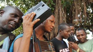 De jeunes Guinéens à Kindia écoutent en 2009 une déclaration de Toumba Diakité (illustration)