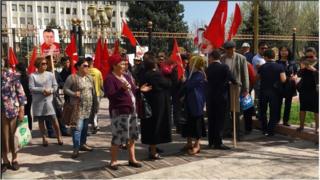 Өмүрбек Текебаевдин тарапташтары митингде