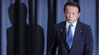 Bộ trưởng Tài chính và Phó Thủ tướng Taro Aso nói vụ việc này là "không thể chấp nhận được"