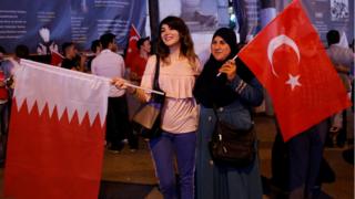 مظاهرة في وسط مدينة اسطنبول التركية تأييدا لقطر.