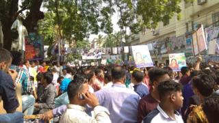 আওয়ামী লীগ সভানেত্রীর কার্যালয়ের সামনের দৃশ্য