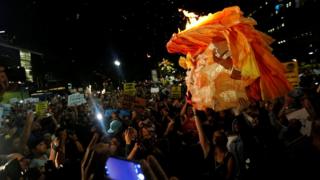 Manifestantes en Los Ángeles, California, queman una piñata con la cara de Donald Trump