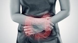 Mujer con intestino dibujado.