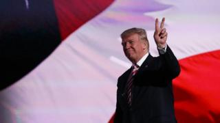 Кандидат в президенты от республиканцев Дональд Трамп делает жест после того, как кандидат в вице-президенты от республиканцев Майк Пенс выступил с речью в третий день Национального съезда республиканцев 20 июля 2016 года