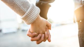 คนจับมือ