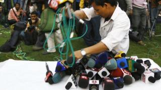media personel remove their mikes on the cancellation of the PC by the Health minister. Generic picture