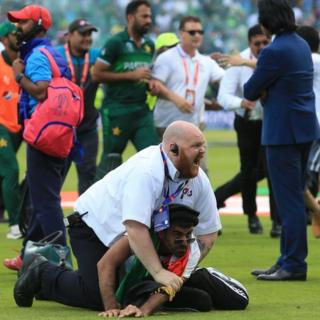 میچ کے فوراً بعد شائقین گراؤنڈ میں آ گئے اور سکیورٹی عملے کو انھیں قابو کرنا پڑا