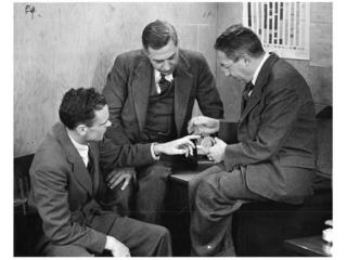 Edward Bowen (izq) fue miembro de la misión británica que trajo el primer magnetrón a EE.UU. en 1940. (Foto: cortesía del MIT).