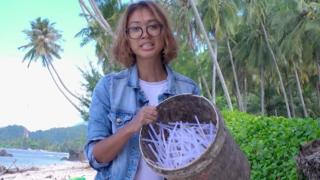 Plástico em praia da Indonésia