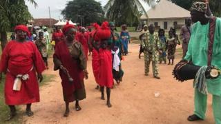 Awọn oloriṣa Sango pẹlu awọn Arugba Sango nibi ajọdun Sango nilu Ọyọ