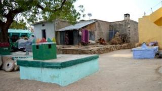 বহুকাল ধরে এই সম্প্রদায়ের মধ্যে একটা রীতি চলে আসছে যে, এঁরা মৃত আত্মীয় পরিজনকে ঘরের সামনেই কবর দেন