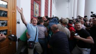Люди требовали встречи с представителями городской администрации
