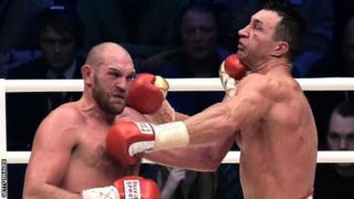 Tyson Fury kushoto akimenyana na Wladmir Klitschko katika pigano lao la kwanza