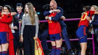 Luis Rubiales embraces Jenni Hermoso after Spain win the Women's World Cup