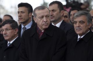 Президент Турции Реджеп Тайип Эрдоган (в центре), бывший президент Абдулла Гюль (справа) и бывший премьер-министр Ахмет Давутоглу (слева) посещают поминальные молитвы за Коркута Озала, 87 лет, бывшего министра правительства Турции и брата покойного президента Турции Тургута Озала, в мечети Фатих в Стамбуле, 4 ноября 2016 года.