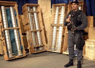 Militar con centrifugadoras para enriquecimiento de uranio que iban en ruta a Libia y que fue detenido en Italia en 2003.