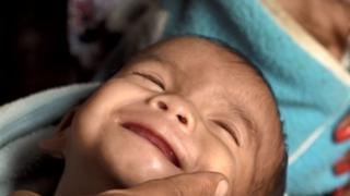 அனாதை குழந்தைகளுக்கு பாலூட்டும் தன்னார்வ பெண்கள்