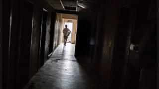 Un homme marchant dans un couloir d'un hôpital de Hillbrow, Johannesburg.