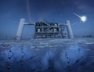 Объект IceCube, сооружение, построенное на вершине льда в Антарктиде. Снимок сделан в ночное время, луна яркое свечение в небе