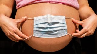 Маска наложена на живот беременной женщины