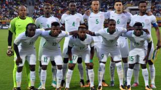 Ikọ Super Eagles n ya fọto saaju ifẹsẹwọnsẹ kan