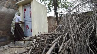 கழிவறை கட்டித்தராத கணவரிடம் இருந்து விவாகரத்து பெற்ற பெண்