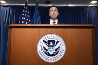 Quyền Bộ trưởng An ninh Nội bộ Hoa kỳ Kevin McAleenan trong một cuộc họp báo về việc gia đình di dân phải bị phân rẽ ở Washington DC, 21/8/2019