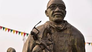 Statut d'un pionnier du cinéma africain à la place des Cineastes de Ouagadougou