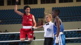 Umunya Algeria Ouidad Sfouh (ibumoso) arasimbuka yishimiye intsinzi umunya Repubulika ya Centre Africa Marline Niambongui mu mu kino w'iteramakofi mu kiciro cy'abagore mu irushanwa ry'igikombe cya Afurika muri Congo Brazzaville.