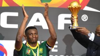 Benjamin Moukandjo s'apprêtant à recevoir le trophée de la CAN 2017