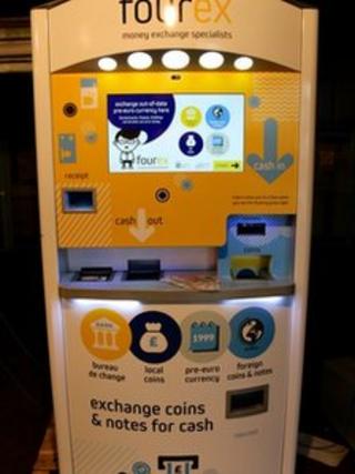 Self-service currency machine