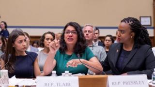 Rashida Tlaib (tsakiya) da Alexandria Ocasio-Cortez (hagu) da kuma Ayanna Pressley (dama)