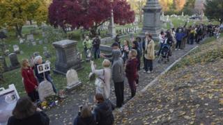 Fila frente a la tumba de Anthony en el cementerio dee Rochester, estado de Nueva York.