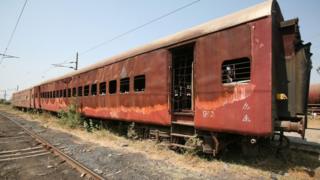 गोध्रा रेल्वे स्टेशनच्या बॅकयार्डमध्ये ठेवलेले डबे