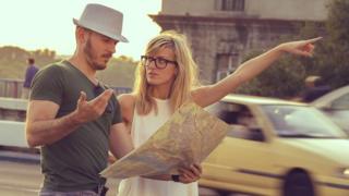 Pareja perdida en la ciudad.