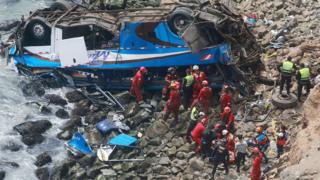 Bus luego de caer al abismo.