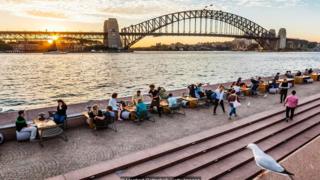 Tại bữa ăn tối ở Sydney, hóa đơn tiền ăn thường được chia đều, không phân biệt giàu nghèo