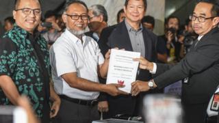 Ketua Tim Hukum BPN Bambang Widjojanto (kedua kiri) bersama penanggung jawab tim hukum Hashim Djojohadikusumo (ketiga kiri) dan anggota tim hukum Denny Indrayana (kiri) melakukan pendaftaran gugatan perselisihan hasil Pemilihan Presiden dan Wakil Presiden 2019 di MK.