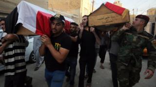 Mourners carry coffins of people killed in car bomb attack in Baghdad's Karrada district (6 September 2016)