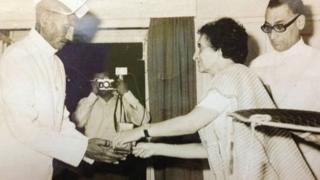 నాటి భారత ప్రధాని ఇందిరాగాంధీ వెనుక సూట్లో ఉన్న వ్యక్తి రీసెర్చ్ అండ్ అనాలిసిస్ వింగ్ మొదటి డైరెక్టర్ రామేశ్వర్నాథ్ కావ్.