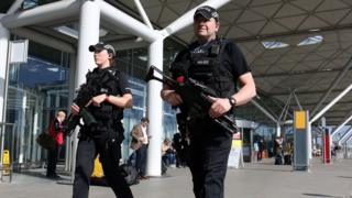Вооруженные полицейские возле аэропорта Станстед в марте 2016 года