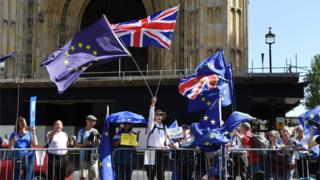 بريطانيون يتظاهرون تنديدا بقرار تعليق البرلمان