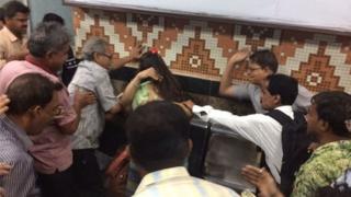বেধড়ক পেটানো হচ্ছে প্রেমিক যুগলকে