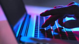 mano sobre teclado