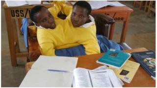 Mariya (ibumoso) na Consolata (iburyo) bitabira gusubiza mu ishuri
