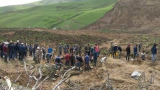Учурда кырсык болгон аймакта издөө иштери жүрүп жатат. 200гө чукул кутакаруучу иш алып барып жатканы айтылды